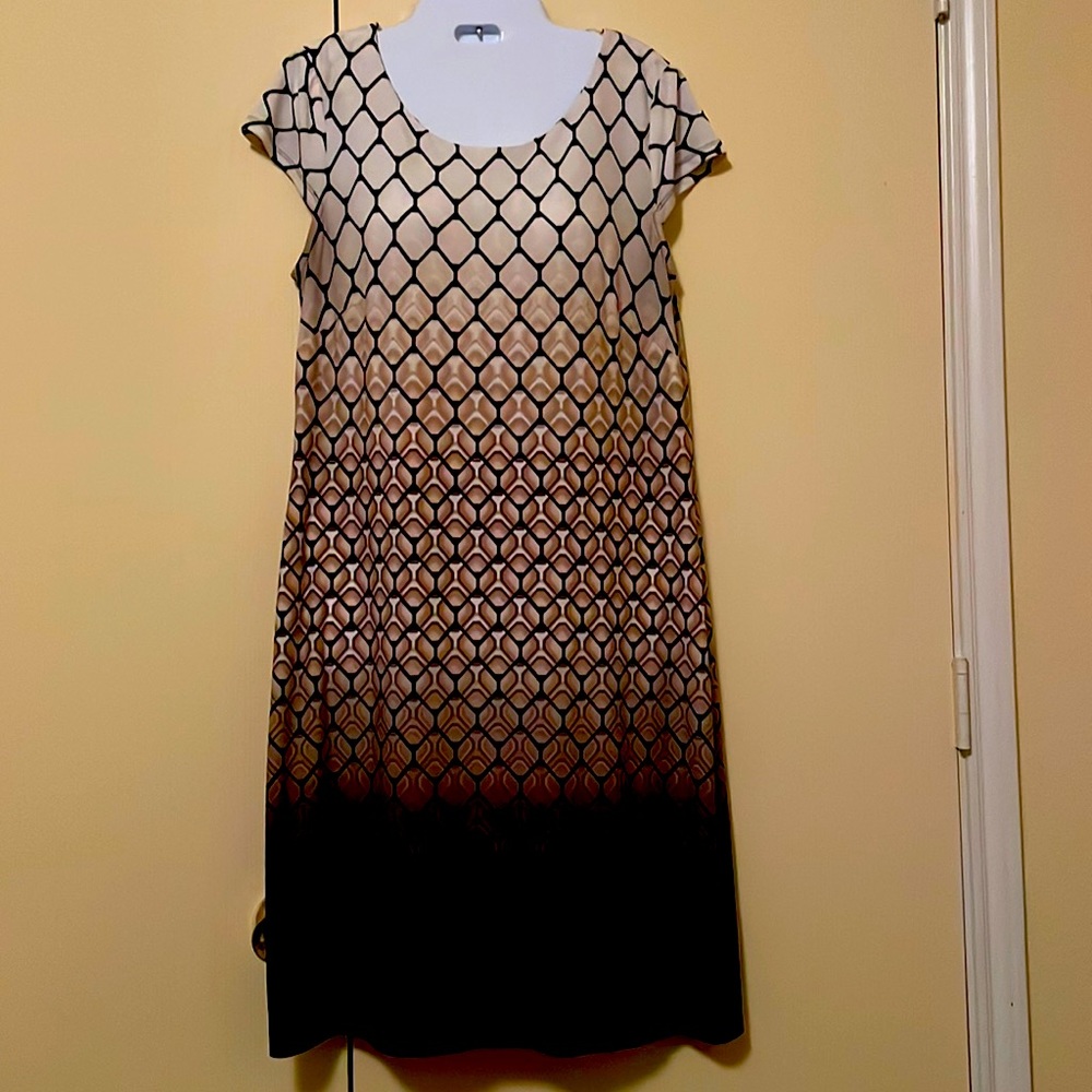 Beautiful chocolate patterned sheath dress. Knee length. Short sleeve.